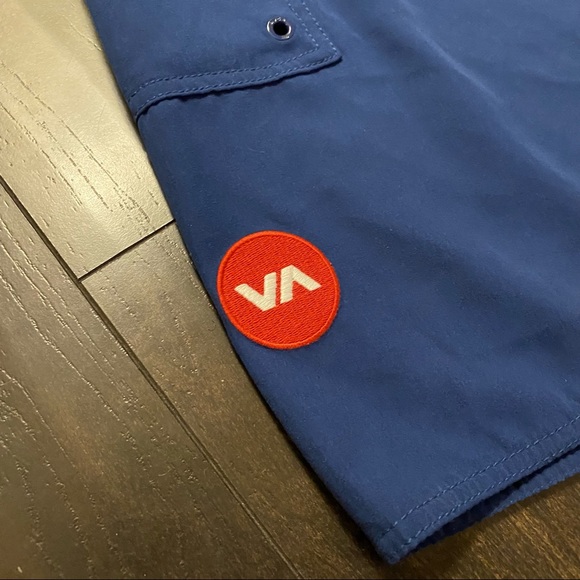 SOLD!! Men’s RVCA Board Shorts - Picture 2 of 4